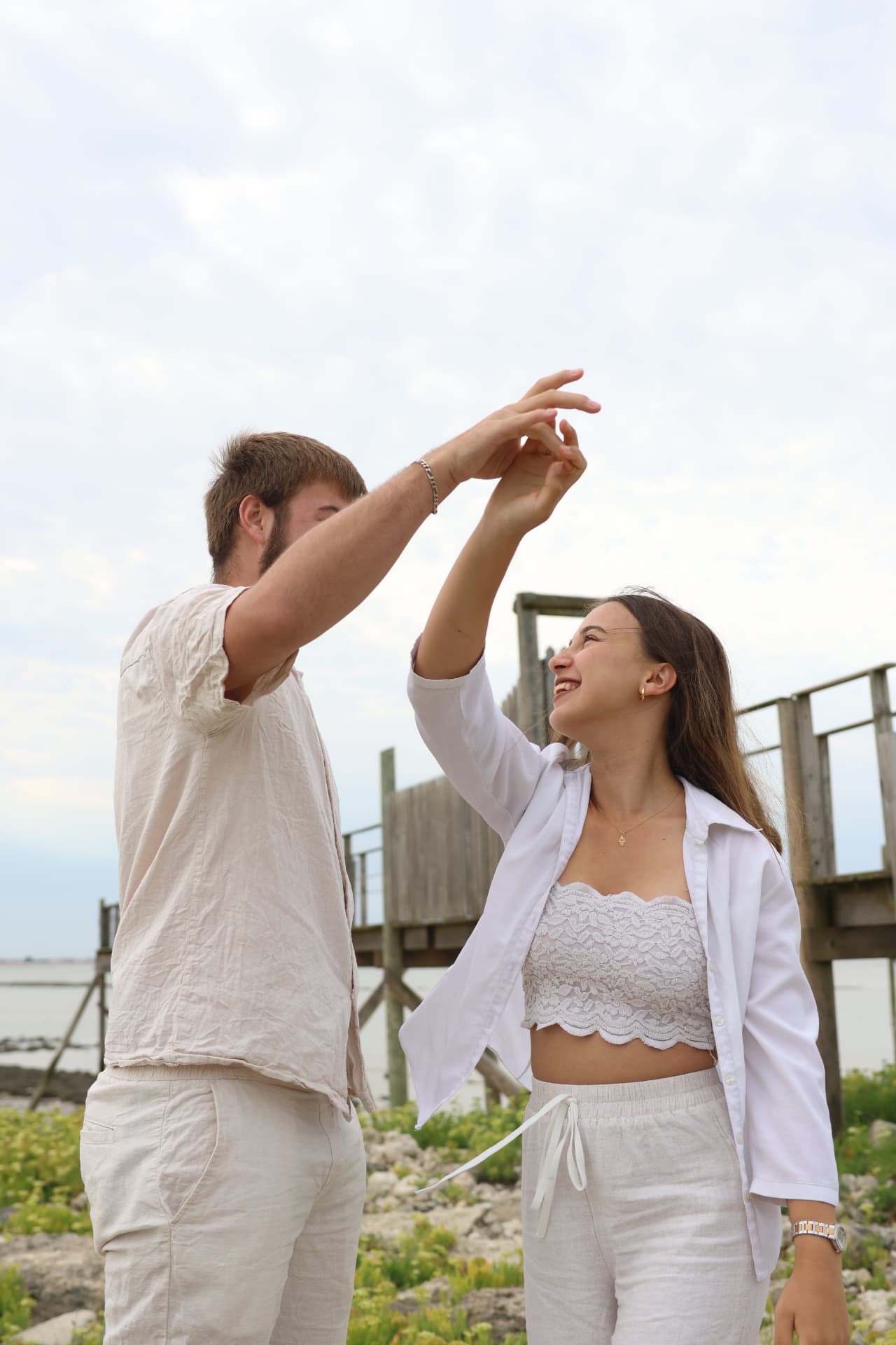 Couple qui danse sur un ponton en bois au bord de l'eau